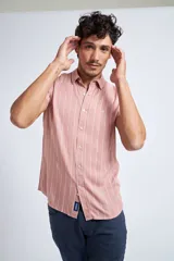 Camisa de manga corta con diseño a rayas verticales en color azul marino y blanco. Presenta cuello clásico, cartera abotonada frontal y logo bordado en el pecho. Posee un corte slim fit.