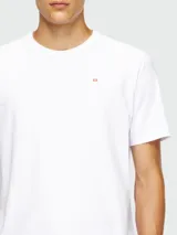 Remera blanca de manga corta con cuello redondo y un pequeño logo bordado en el pecho.