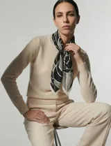 Pañuelo cuadrado de seda con estampado floral en tonos verde, blanco y negro.