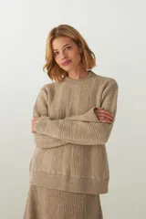 Sweater marrón de tejido de punto industrial, con cuello a la base.