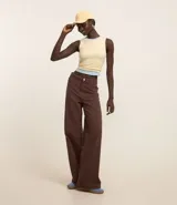 Top cropped musculosa de mujer, color marrón oscuro, confeccionado en tejido ribana acanalado, con cuello redondo y sin mangas.