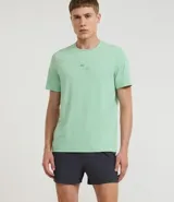 Bermuda de running para hombre, color beige claro, confeccionada en microfibra tecnológica. Presenta cintura elástica con cordón ajustable y bolsillos funcionales.