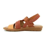 Sandalias planas para mujer confeccionadas en cuero, con diseño de tiras cruzadas en tonos marrones y tostados, suela baja y ajuste con velcro en el talón.