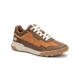 Championes Caterpillar modelo Hex Ready T-Toe para hombre, en tonos marrón, tostado y beige, con cordones blancos. Combinan cuero, gamuza y paneles textiles, con suela robusta y el logo de la marca en el lateral.
