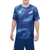 Remera de fútbol Umbro del Club Nacional de Football modelo Press, con diseño estampado abstracto en tonos rojo y azul, cuello redondo y mangas cortas. Cuenta con el logo de Umbro y el escudo del club bordados en el pecho.