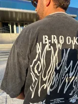 Remera gris nevada de corte holgado con estampado frontal de la frase "Brooklyn New York".