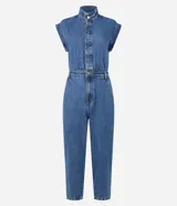 Mono utilitario de jean color azul medio, con cuello mao, cierre frontal oculto, diseño sin mangas con hombreras estructuradas, cintura entallada con trabillas y bolsillos funcionales.