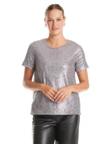 Blusa de manga corta con acabado de lentejuelas en color verde esmeralda, escote a la base y forro interno a tono.