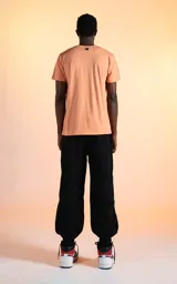 Remera de algodón pima peruano color canela, de manga corta y cuello redondo, con corte slim fit ajustado al cuerpo.