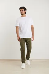 Pantalón de vestir verde militar, de corte recto y tiro medio.