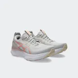 Championes de running Asics modelo Gel Kayano 32, color gris claro con detalles en coral y blanco. Presentan tecnología 4D GUIDANCE SYSTEM para estabilidad adaptativa, entresuela FF BLAST PLUS para mayor amortiguación y suela con tecnología PureGEL.