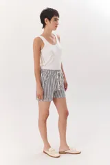 Short a rayas verticales marrones y blancas, con cintura elástica ajustable con cordón.
