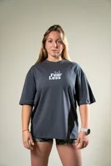 Remera gris con estampado en el frente con la frase "Fear Less". En la espalda tiene un estampado vertical con la frase "More Strength".