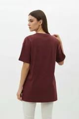 Remera de algodón color negro con cuello redondo y mangas cortas. Presenta un estampado frontal con diseño de rosas, rayos y texto, decorado con detalles de strass.
