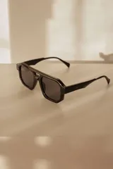 Lentes de sol con armazón de policarbonato negro de diseño geométrico con doble puente. Cuentan con protección UV400.
