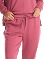 Pantalón tipo jogger de la marca Match Fit, con cintura elástica ajustable mediante cordón, bolsillos laterales y puños elásticos en los tobillos.