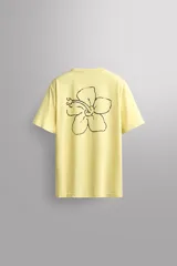 Remera Zara Athleticz de corte relaxed fit, confeccionada en tejido técnico fluido y ligero, en color verde militar. Presenta cuello redondo, manga corta y pequeño estampado a contraste en el pecho.