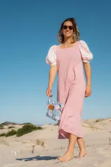 Vestido midi rosado con mangas abullonadas blancas, escote cuadrado y corte recto.