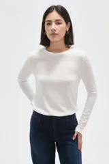 Remera de manga larga con cuello a la base, confeccionada en tejido de punto canalé con diseño holgado.