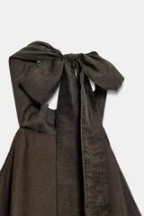 Vestido corto marrón oscuro con cuello halter, diseño de múltiples volantes en cascada y espalda descubierta.