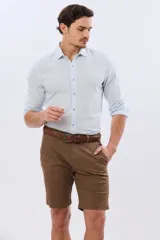 Bermuda clásica azul marino confeccionada en gabardina liviana de algodón con elastano, de corte recto y diseño liso.