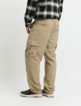 Pantalon cargo de corte recto en color azul oscuro, con bolsillos laterales con solapa y cierre frontal.