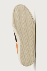 Zapatilla casual de hombre con diseño combinado en color naranja y marrón oscuro, con cordones y suela de goma en contraste.