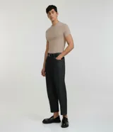 Remera masculina de corte muscle con cuello redondo y manga corta, confeccionada en tejido piqué con textura suave.