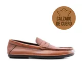 Mocasín de cuero color marrón con detalle de antifaz y suela negra.
