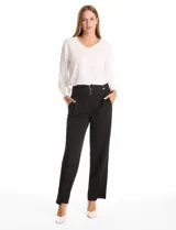 Pantalón de vestir color marrón, de corte wide leg y tiro alto. Presenta una cintura ancha con detalles de hebillas y botones decorativos en tono dorado, además de bolsillos laterales funcionales.
