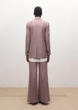 Pantalón de vestir de tiro medio con pernera ancha y corte recto, color malva.