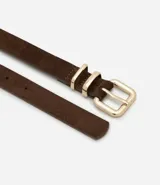 Set de tres cinturones de ancho medio con hebillas metálicas doradas. Incluye dos modelos con acabado de gamuza sintética en tonos marrón claro y oscuro, y un modelo de cuero sintético liso en color marrón muy oscuro.
