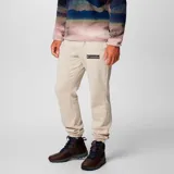 Pantalón de jogging Columbia modelo Beaumount, de color beige con puños elásticos en los tobillos y bolsillos laterales. Cuenta con el logo de la marca bordado en la pierna izquierda.