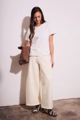 Remera blanca de algodón peinado, de corte recto y manga corta.