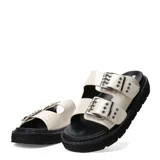 Sandalias de plataforma plana Miss Carol modelo Mavic, color negro, de estilo chunky con dos tiras anchas en el empeine decoradas con hebillas metálicas y ojales plateados.