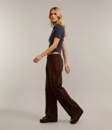 Blusa crop de rib color gris oscuro, con cuello polo, escote en V y manga corta, de diseño ajustado.