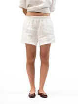 Short de lino color blanco, con cintura elástica y bolsillos laterales. Diseño holgado y ligero, ideal para uso diario.