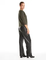 Buzo de silueta relajada confeccionado en tejido acanalado premium con caída fluida. Presenta cuello redondo, mangas tres cuartos estilo japonés y diseño liso.