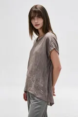 Blusa de algodón holgada en color verde, con cuello redondo y mangas cortas.