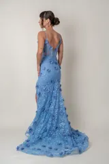 Vestido largo de fiesta en tul celeste pastel bordado con flores en tela. Tiene breteles finos, escote en V, top con ballenas y tajo alto en la pierna.