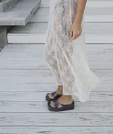 Sandalias de plataforma color uva con tiras cruzadas.