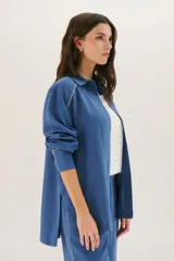 Sobrecamisa azul de lino con cuello camisero, manga larga y cierre frontal con botones.