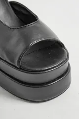 Sandalias negras de ecocuero con plataforma y taco cuadrado alto.
