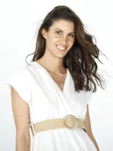 Vestido midi blanco de lino, con escote en V, mangas cortas y cinturón de soga con hebilla circular.