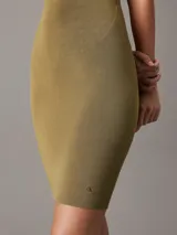 Vestido corto Calvin Klein de punto de viscosa, con diseño ajustado al cuerpo, escote redondo y sin mangas.