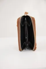 Billetera pequeña con cierre perimetral, confeccionada en material con estampado de piel de serpiente y detalle de bordado en relieve de color negro.
