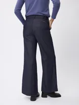 Pantalon sastrero de corte wide leg, color azul oscuro, con pinzas frontales, cierre de botón y bolsillos laterales.