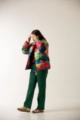 Campera puffer estampada con flores y texto, cuello de piel sintética color beige, cierre frontal con cremallera y bolsillos laterales.