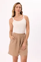 Short color arena de lino y viscosa, con cintura elastizada, calce amplio y bolsillos laterales.