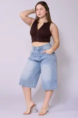 Bermuda de jean celeste, corte ancho a la rodilla.